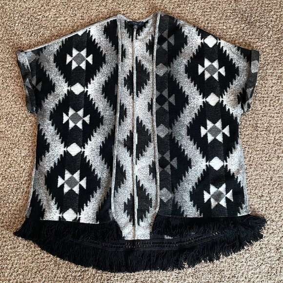 Size XS/S American Eagle Outfitters Aztec black white poncho wrap with fringe - Picture 1 of 9